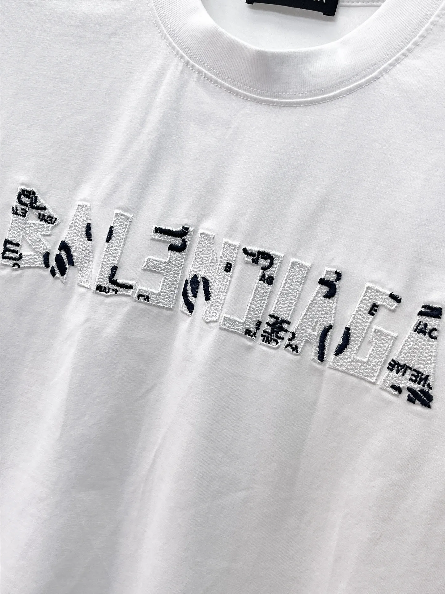 Balenciaga's high-end top-quality products 🐮2026 Spring and Summer New Arrival first counter, the latest New Arrival short-sleeved round neck T-shirt, Premium customized design, avant-garde and fashionable! Brand logo heavy craftsmanship design Premium customized 260g fabric. Soft to the touch. Comfortable to wear. Counter-level exquisite stitching. Fine workmanship. The upper body effect is incomparably handsome! A must-have item for men and women with the same style! Sizes: S~XXL When placing an order, please state your height and weight. The maximum wearing size is 210 pounds (one size larger)